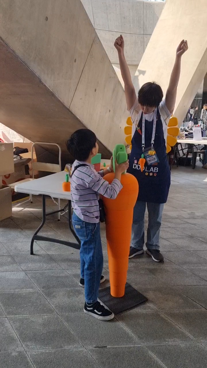 Maker Faire Seoul 2024 - 3d-printed-giant-carrot-and-a-boy.jpg