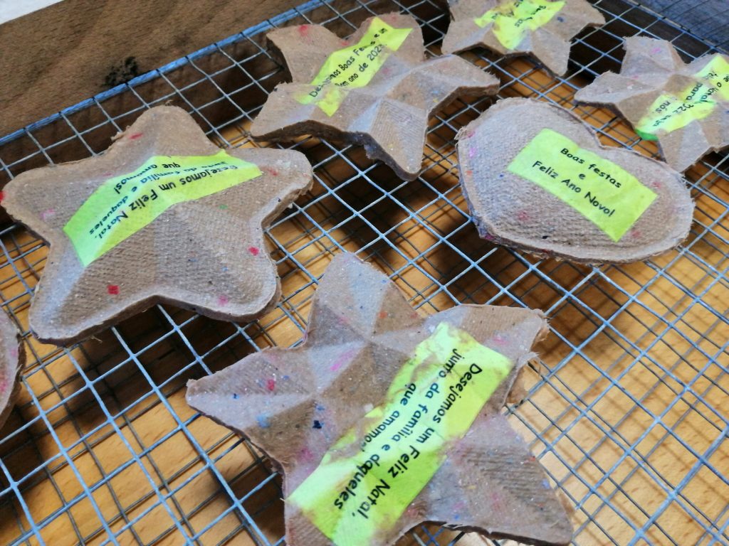 FAZ com as tuas mos  molda polpa de papel reciclado com moldes impressos em 3d - Maker Faire Lisbon