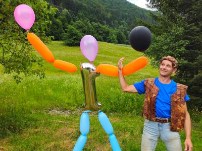 quri dance with ballons & wood knitting news - Maker Faire Trieste 2024